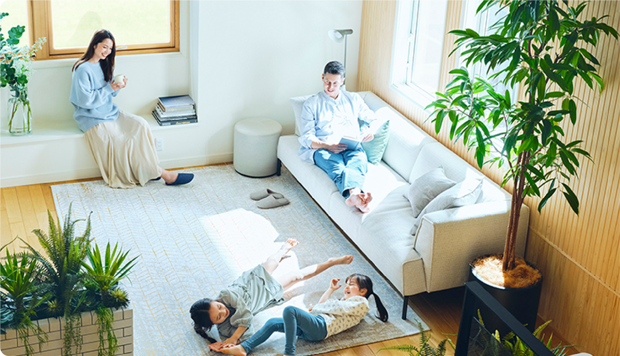 ソファでくつろぐ家族